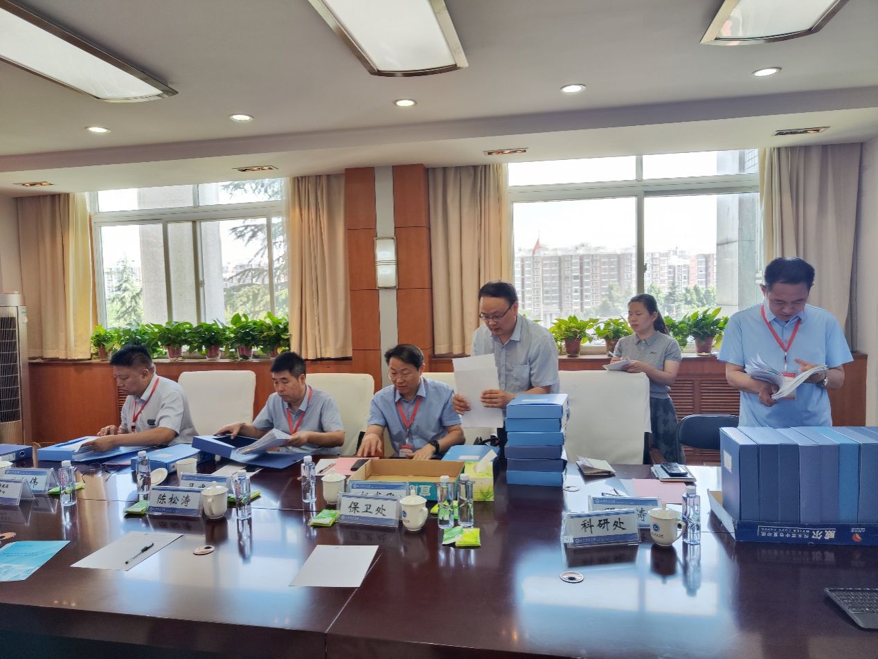 餐厅里的人们描述已自动生成 2025新奥历史开奖记录